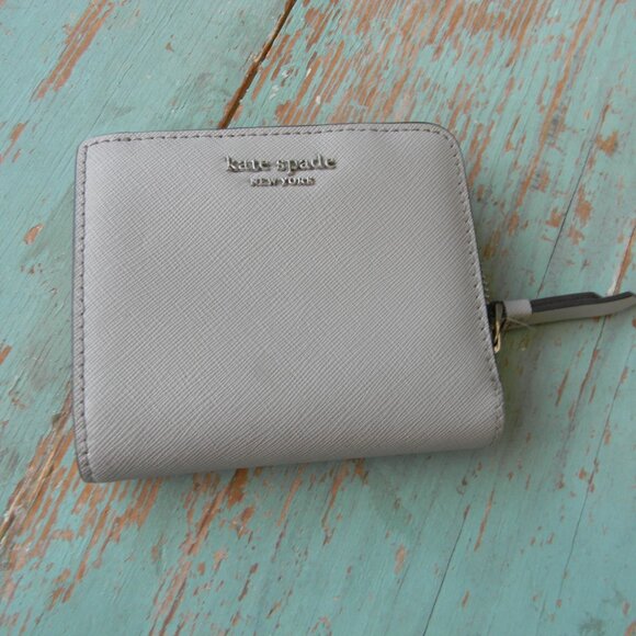 Kate Spade New York GRAY SAFFIANO LEATHER SMALL BIFOLD ZIP WALLET - Picture 1 of 9